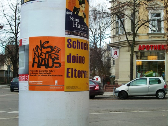 Die Viktor-Scheffel-Straße, Ecke Schleiermacher Straße hat auch eine Litfaßsäule.